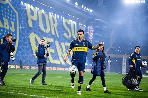 استقبال يليق بالأساطير.. كيف رحبت جماهير بوكا جونيورز بعودة باريديس؟ (صور وفيديو)